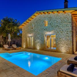 Newly Built Stone Villas with Private Swimming Pools and Gardens - The Four Counts, hotelli Liapadesissa