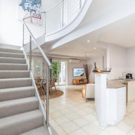 Sandcastles 1, 8 Ala Moana Way - air conditioned townhouse with Wi-Fi and Complex Pool, hotel in Fingal Bay