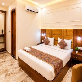 Hotel Royal Residency - #Prem mandir#chaar Dhaam #Inhouse Parking #Free internet #Hygiene Guarantee, hotel em Vrindavan
