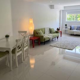 2 Blocks to Beach Luxury 2BR Condo Pool gym Sleeps 9, готель у Майамі- Біч