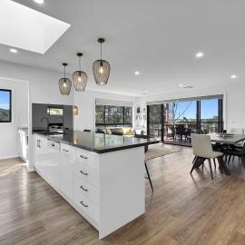 Chic 4-bed Beach House with Sea Views