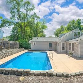 Resort-Style Retreat w Pool Prime OP Location, hotel v destinácii Overland Park