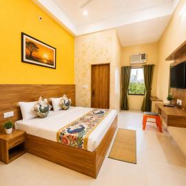 Cosmic Elite Krishiva Hotel Vrindavan - Affordable Rooms at Central Location, hotel v destinácii Vrindavan
