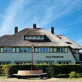 Villa Nieuwland B&B: Den Oever şehrinde bir otel