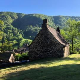 Maison familiale face à la montagne