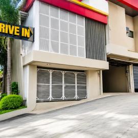 Huddle Room Drive Inn Motel, hotel i Angeles