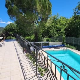 Villa, piscine, calme, à proximité d'un village provençal