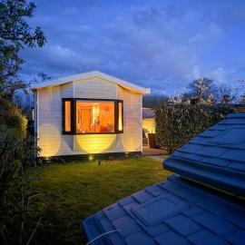 Tinyhouse mit Feuerstelle Capfun de Bongerd, hotel in Tuitjenhorn