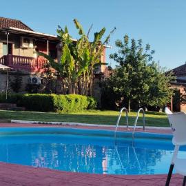 ALOJAMIENTO ENTERO CON PISCINA Y JARDIN.
