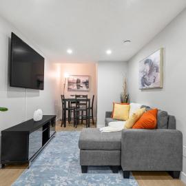 Entire Modern, Stylish 2BR Suite with Private Entrance, hotel in Calgary