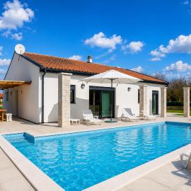 Beautiful villa with private pool on peaceful location, village Sveti Kirin, hotell i Vodnjan