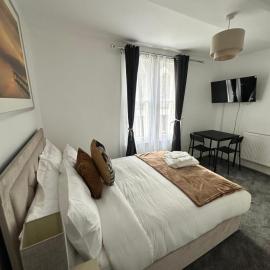 Glams luxury home, מלון בוולברהמפטון