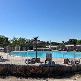 Camping familial 3 Etoiles avec piscine Carrefour de l'Ardèche, hotell sihtkohas Saint-Remèze