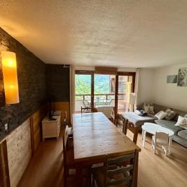 Grand appartement de charme avec piscine au pied de la montagne, hotel in Saint-Jean-d'Aulps