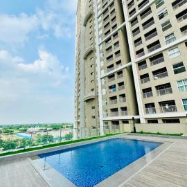 Corporate Skyline Tower 2BHK with AC, WIFI, Pool, Gym by Imperia Stays، فندق في غانديناغار