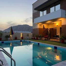 Luxury 10 Kanal Farmhouse Near Islamabad, hotel in Bhābra