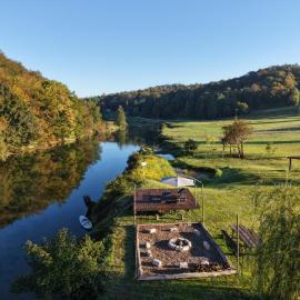 Dobra Vila I Riverside Cabin Retreat – hotel w mieście Karlovac