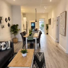 comfortable house, heart of Harfield Village!, hotel u gradu Kejptaun