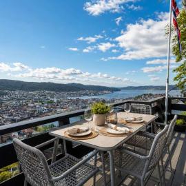 Skyline View - Nordic Villa Above Bergen, hotel i Bergen