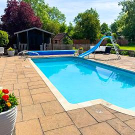 Laurel House - Pool, Sauna & Gardens - Sleeps up to 12 people by STAE-Homes, hotel a Magor