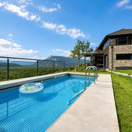 Balcon des vignes - Villa cocoon、Chindrieuxのホテル