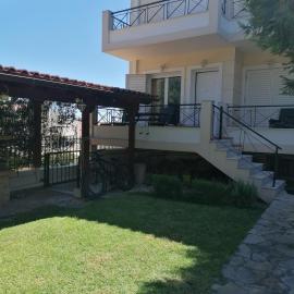 Spacious Apartment with Garden & BBQ in Kryoneri