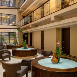 Hotel Pietroasa โรงแรมในบูเซา