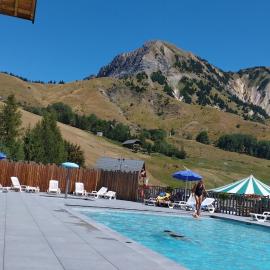 Studio plein sud avec piscine, hotel in Saint-Jean-dʼArves