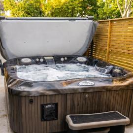 Garden Studio in Hove, Parking & Hot Tub, hotel i Brighton & Hove
