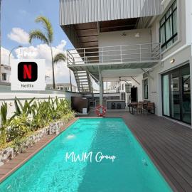 Ulu Tiram MW Luxury Pool Villa with Indoor playground KTV BBQ, hotel in Ulu Tiram