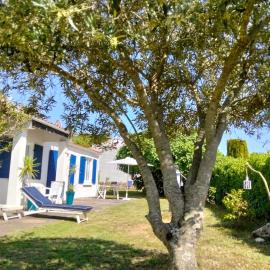 Maison oléronaise avec la plage à pied et la piste cyclable au bout du jardin