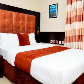 Jace-Darl Hotel and Suites, отель в Асабе