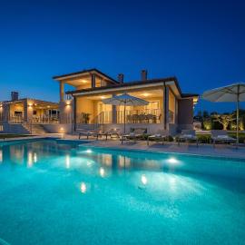 Villa Silvia for 10 people with infinity pool and large playground, viešbutis mieste Babići