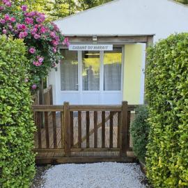 Les Cabanes du Lac à Surgères, hotel v destinácii Vandré