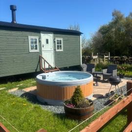 Sunset Snug - Hot tub hire available contact host