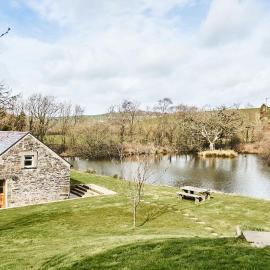 Penuwch Boathouse - cottage in Wales with indoor pool, hotel a Carmarthen