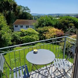 Sea Gem - large holiday cottage in Tenby with private parking
