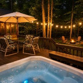 Pocono Retreat Family Home with Hot Tub Deck Sunroom Outdoor Pool Big Bass Lake Larsen Lake Gouldsboro Clifton Township, hotel v destinácii Lehigh