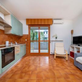 GuestHost - Cozy Apartment with Terrace in Grado, hotel in Grado-Pineta