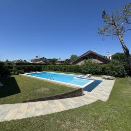 Villa con piscina vicina al mare, Hotel in Rosolina