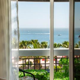 New Luxury Apartment 140sqm with Sea View Unlimited WiFi and Optical Fiber, hotel in Agadir