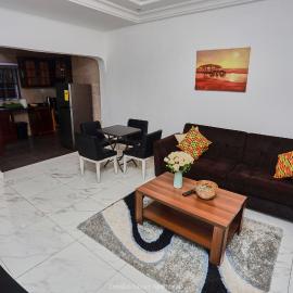 Douglas court, hotell i Adentan