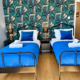 KGV Stays 3-Bed Bungalow Sleeps 10 Free Parking & Fast WiFi Near Southampton Uni, hotel in Southampton