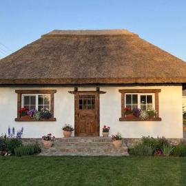 Thatch Guesthouse with Banya & Jacuzzi, Near Beach, hotel sa Krekhayev