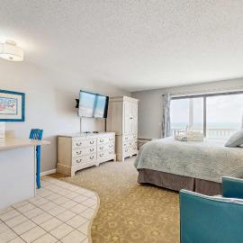 Oceanfront suite with bay-view balcony full kitchen AC & firepit