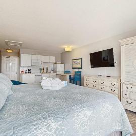 Oceanfront dream studio with full kitchen AC bay-view balcony & firepit