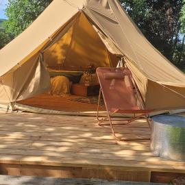 Sous les etoiles, camping le sorbier โรงแรมในมงทิญญัก