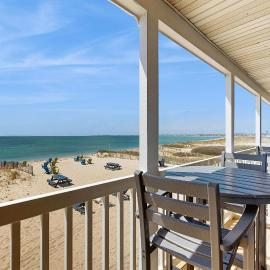 Oceanfront getaway with Bay-view balcony full kitchen AC, hotel in North Truro