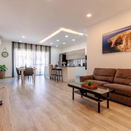 Spacious Modern 2-Bedroom Apartment, hotel em Marsaskala