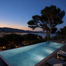 Villa Bellevue, magnifique vue mer! Piscine chauffée, à10 mns de la plage et du centre!, hotel in Cavalaire-sur-Mer